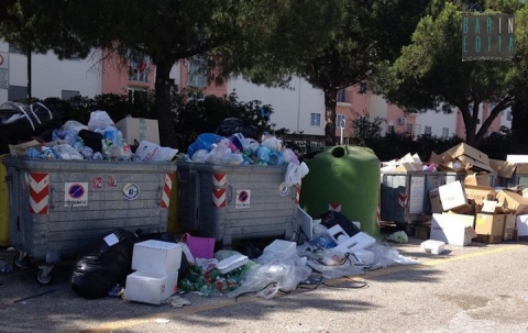 Bari e i cassonetti svuotati di notte: «Rumore infernale, ci svegliamo di soprassalto»